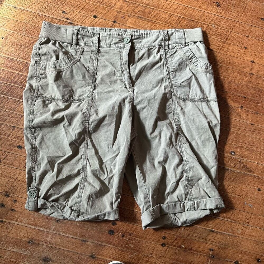 Chico’s khaki green 2.5/L cargo lightweight Bermuda shorts
